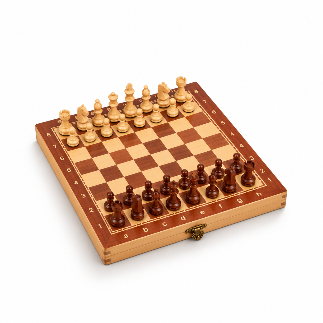 Jeu d’échecs magnétique pliant en bois de 34 × 34 cm avec plateau aux coordonnées imprimées, fermoir métallique et 32 pièces aimantées en bois tourné, conçu pour se refermer en coffret.