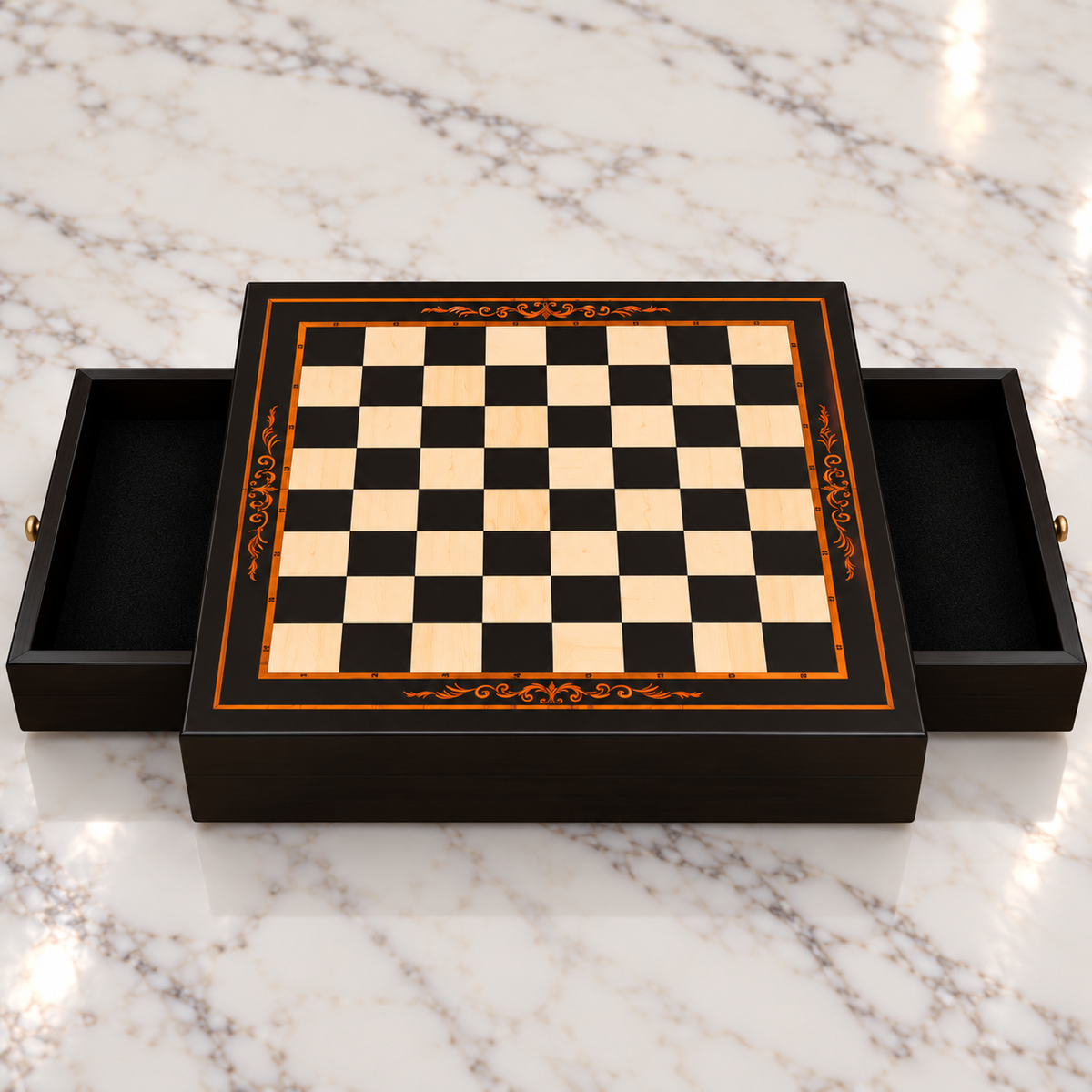 Échiquier en bois avec cadre noir, damier clair et noir bordé d’un liseré cuivré et décoré d’arabesques, posé sur une surface en marbre blanc avec ses deux tiroirs ouverts.