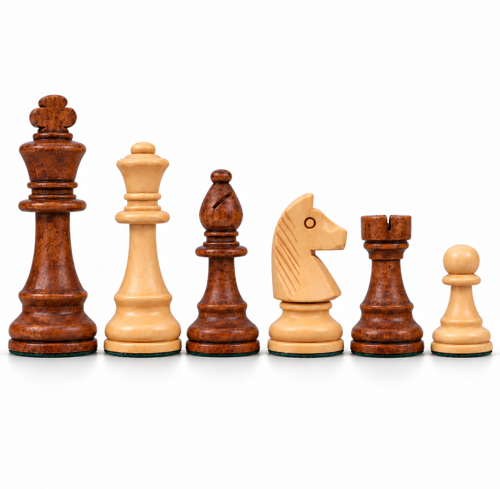Six pièces d’échecs en bois clair et foncé alignées sur un fond blanc, comprenant un roi, une dame, un fou, un cavalier, une tour et un pion.