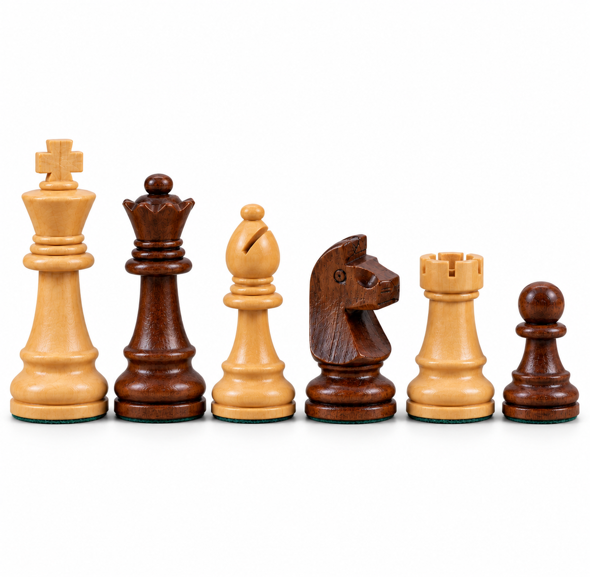 Six pièces d’échecs en bois, comprenant un roi, une reine, un fou, un cavalier, une tour et un pion, présentées en bois clair et brun foncé sur fond blanc.