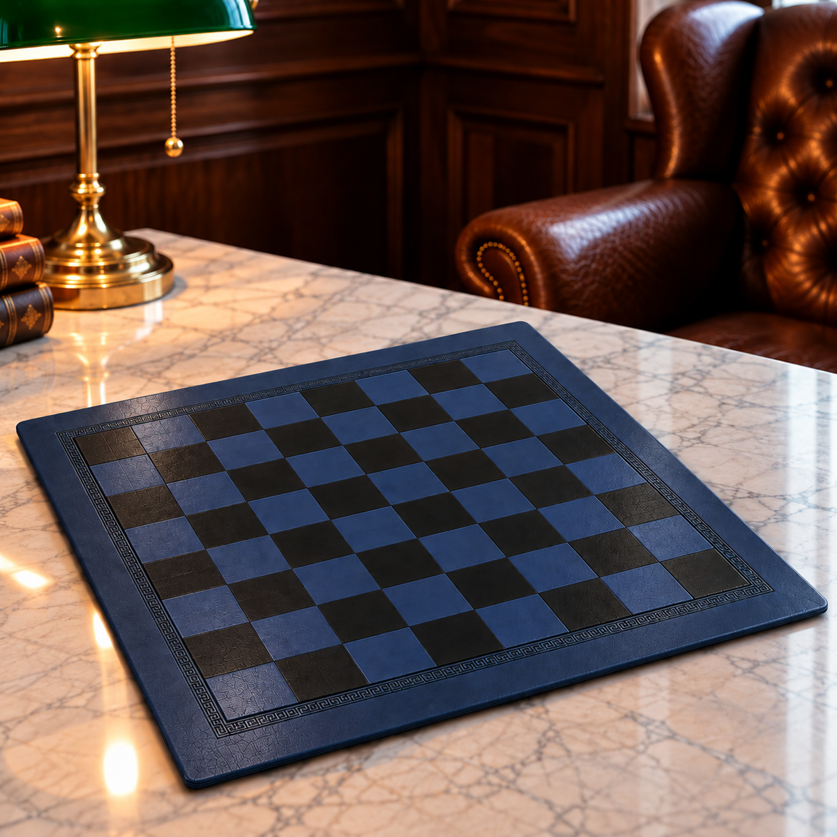 Plateau d’échecs bleu ardoise et bleu nuit posé sur une table en marbre.