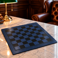Plateau d’échecs bleu ardoise et bleu nuit posé sur une table en marbre.