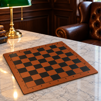 Plateau d’échecs et de dames en similicuir brun avec 64 cases et coordonnées sur les quatre côtés.