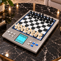 Échiquier électronique blanc cassé avec pièces d’échecs noires et blanches, écran intégré et plateau aux coordonnées A1 à H8, posé sur une table en marbre noir dans un salon élégant.