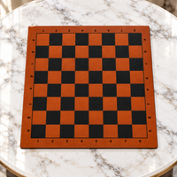 Plateau d’échecs brun avec cases brun et noires, posé sur une table en marbre.
