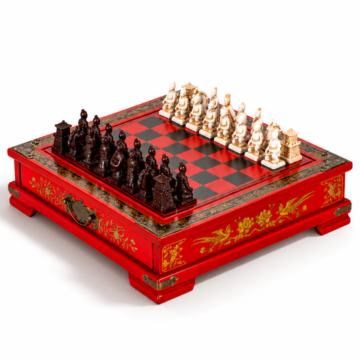 Échiquier rouge décoré de motifs dorés, avec pièces d’échecs crème et brun foncé disposées sur un plateau à damier rouge et noir.