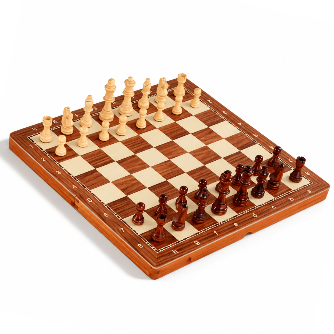 Échiquier en bois avec pièces claires et brun rouge sur fond blanc.