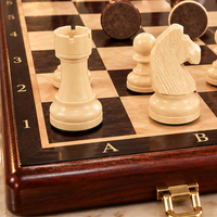 Gros plan sur des pièces d’échecs en bois clair sur un échiquier brun avec coordonnées et fermoir doré.