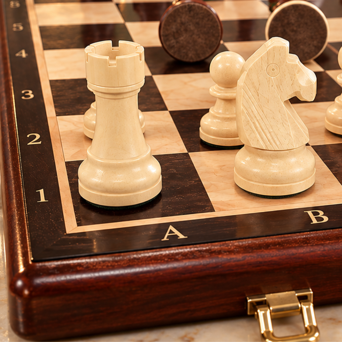 Gros plan sur des pièces d’échecs en bois clair sur un échiquier brun avec coordonnées et fermoir doré.