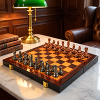 Échiquier en bois avec pièces cuivre et gris acier, posé sur une table en marbre dans un intérieur chaleureux.