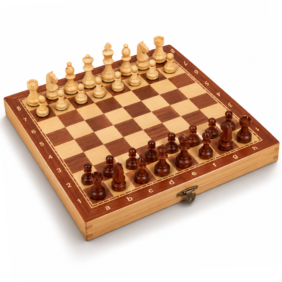 Échiquier en bois avec cases claires et foncées, pièces d’échecs claires et foncées disposées en position de départ, présenté en perspective sur fond blanc.