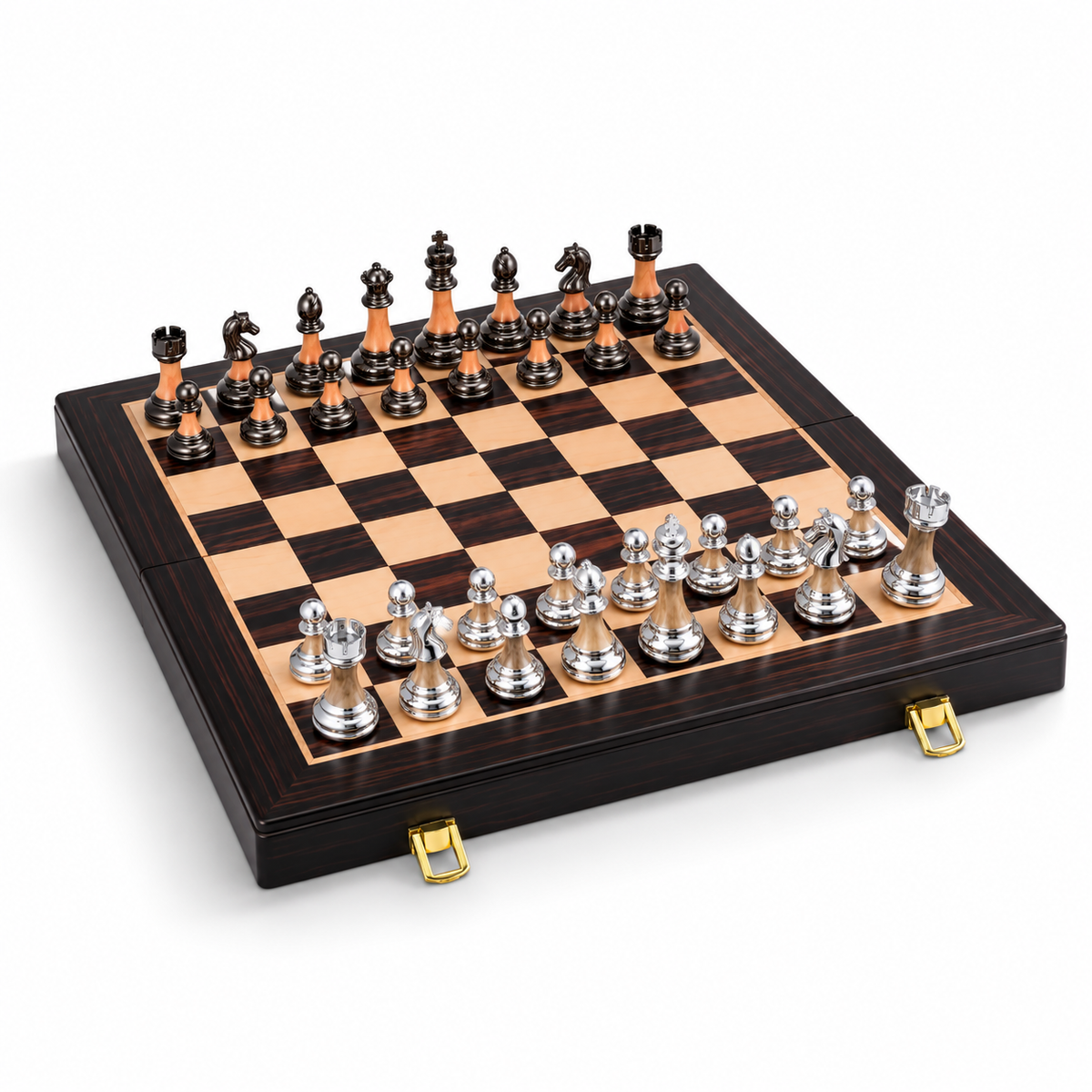 Échiquier en bois foncé avec pièces d’échecs métalliques argentées et marron, présenté en perspective sur fond blanc.