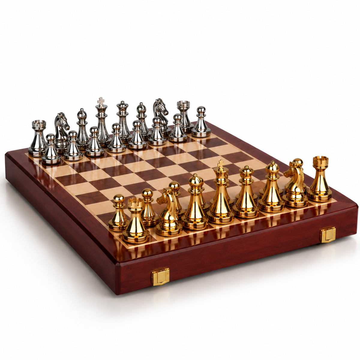 Échiquier en bois pliable de 30 × 30 cm, avec coffret brun rouge à fermoirs dorés et intérieur vert sombre avec un logement pour chaque pièce. Le jeu comprend 32 pièces en alliage de zinc, en finition or et argent, avec un roi de 6,6 cm.