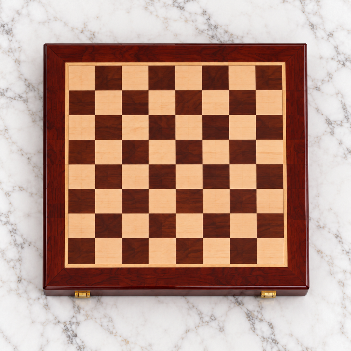 Échiquier en bois de voyage pliable, présenté ouvert sur une surface en marbre blanc, avec un damier en bois clair et brun foncé.