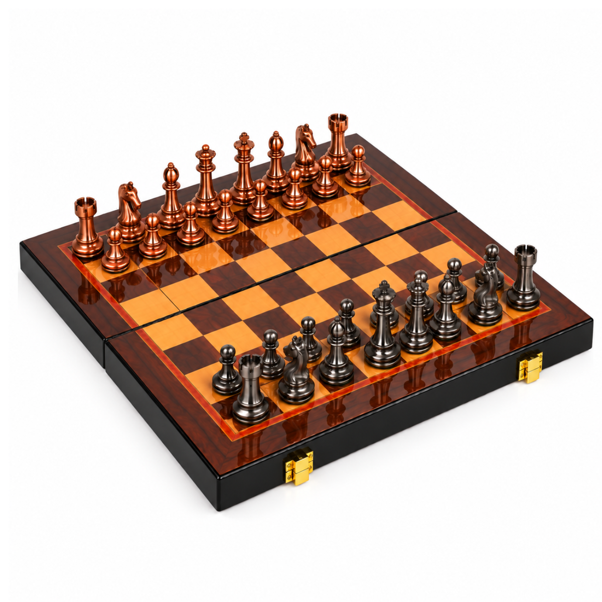 Échiquier en bois pliable de 38 x 38 cm à finition brillante, avec cases claires et brun foncé veinées et filet cuivré, accompagné de 34 pièces en alliage de zinc, en teintes cuivre et gris acier.