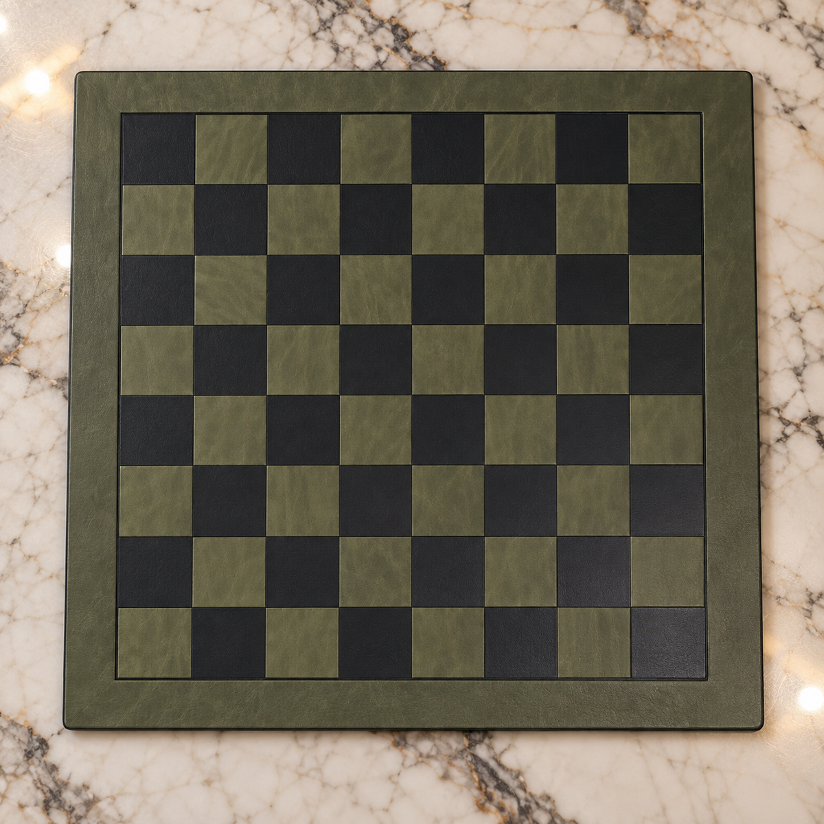 Échiquier en similicuir vert olive et gris anthracite, présenté à plat sur une table en marbre blanc.