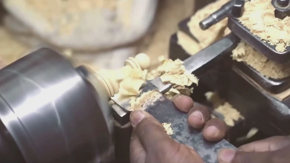 Fabrication artisanale d'un pion d'échecs et présentation d'un échiquier